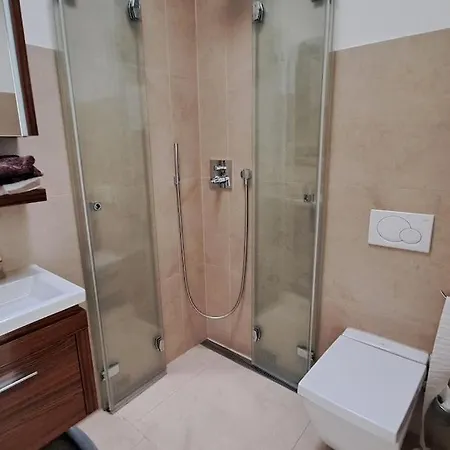 Bungalow, Uneinsehbar, 8 Personen Maximal, 3 Personen Oben, 5 Unten * Eschborn