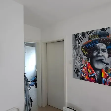 Villa Bungalow, Uneinsehbar, 8 Personen Maximal, 3 Personen Oben, 5 Unten Eschborn