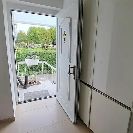 Villa Bungalow, Uneinsehbar, 8 Personen Maximal, 3 Personen Oben, 5 Unten Eschborn